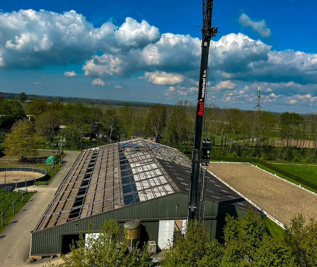 Half gesaneerd dak op een manegestal