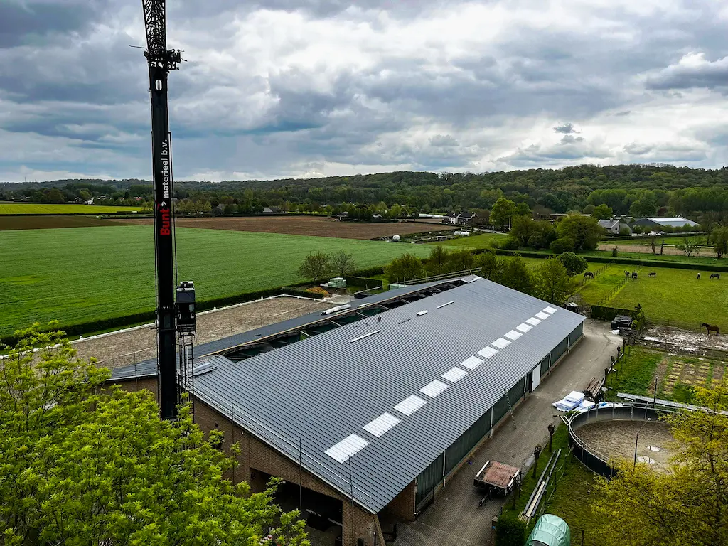 Dak is gemonteerd met sandwichpanelen zonder lichtnok