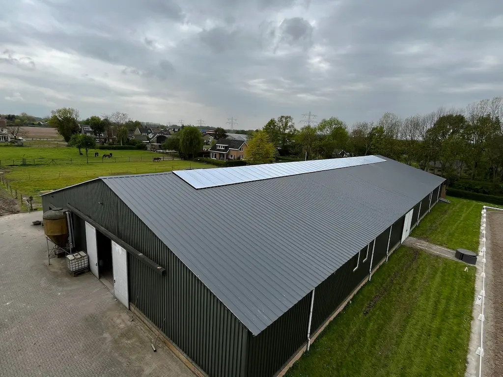 Dak gemonteerd met sandwichpanelen en een lichtnok vanaf bovenaf