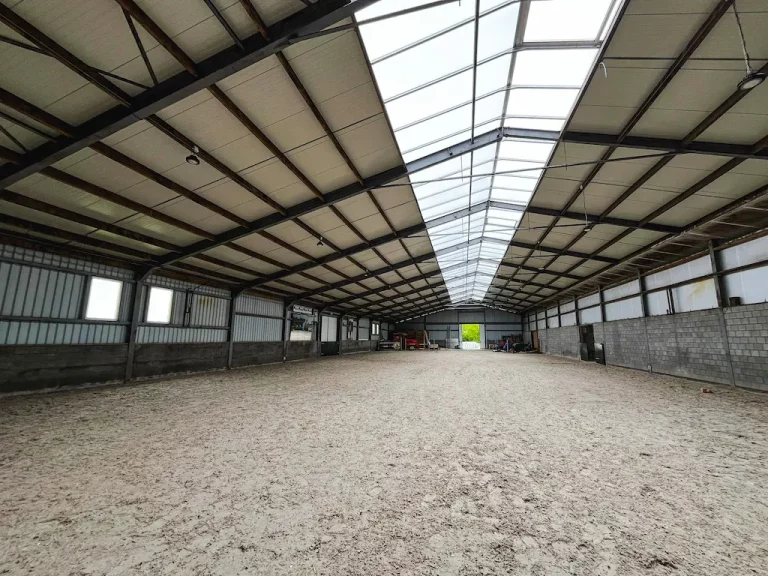 Dak gemonteerd met sandwichpanelen en een lichtnok binnen in de manage