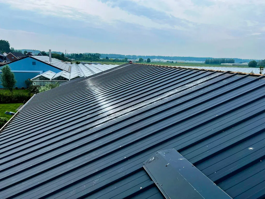 Dak waar nog een lichtstraat op geplaatst moet worden in Nieuwerkerk a/d IJssel