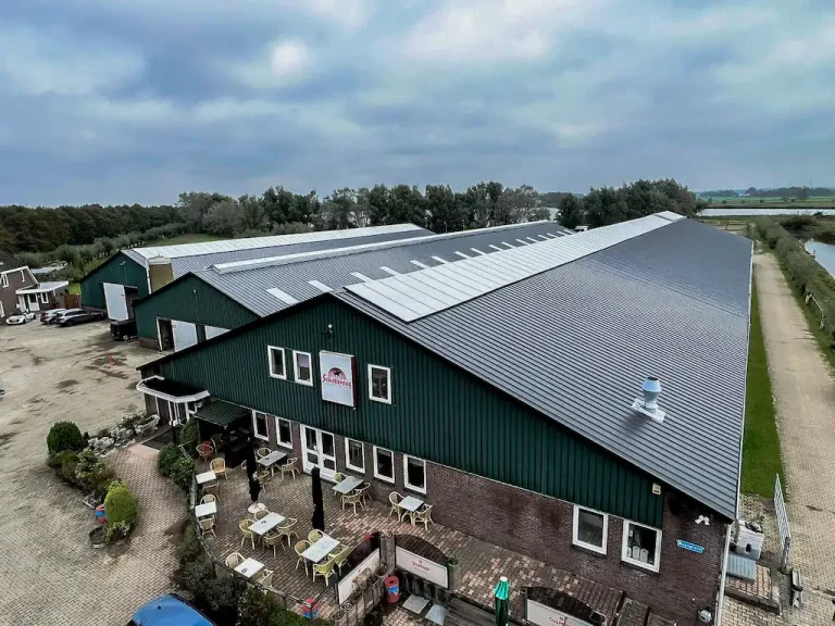 Eindresultaat met nieuw dak en lichtstraten in Haarlem